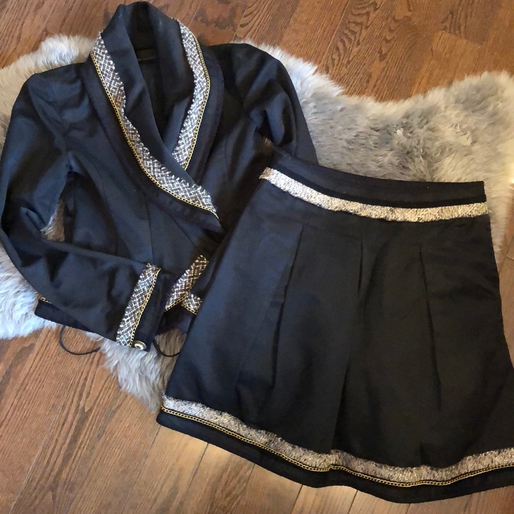 Beautiful EUC Christian BCBG Max Azria suit sz xs